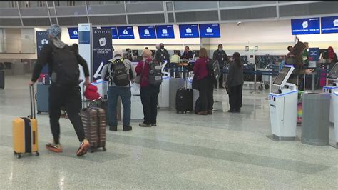 Airlines Issue Travel Waivers Ahead Of Midwest Winter Storm
