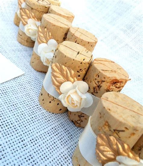 Support de table alimentation evohome. Bouchons en liège groupés par 2 et ornés de rubans, fleurs ...