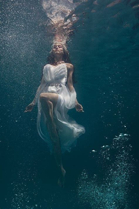 Pin By Anocharaw On Postures Underwater Photography Underwater Portrait Underwater Photos
