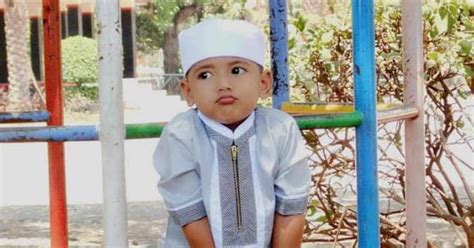 Siapa yang tak ingin melihat anaknya tampil keren dan menarik? 20 Model Gamis Anak Laki Laki 3 Tahun, Polos dan Kombinasi