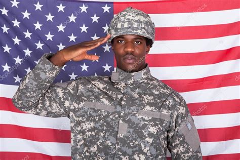 Army Soldier Saluting In Front Of American Flag — Stock Photo