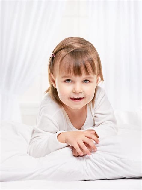 Kleines Mädchen Im Bett Stockbild Bild Von Haus Kinderbetreuung 55665603