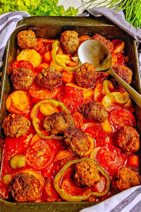 Jetzt kann das pellen beginnen! Gebackene Kartoffeln in Tomatensoße mit Hackbällchen und ...