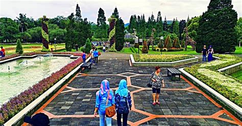 Rth yang berada di perempatan tomang menuju tol kebon jeruk ini panoramanya. antitled: Harga Tiket Masuk Taman Bunga Nusantara