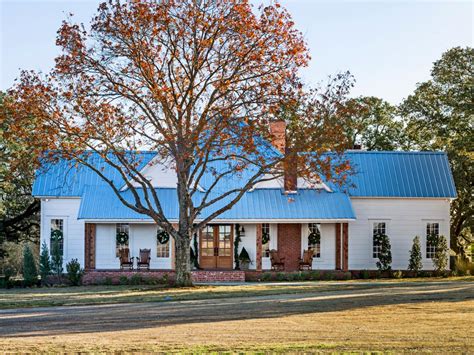 Chip and joanna gaines launch virtual classes through magnolia network. Fixer Upper Hosts Chip and Joanna Gaines Holiday House ...