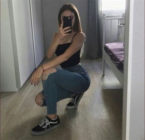 Pin By On Icons Selfie Poses Instagram Mirror Selfie Poses Girl