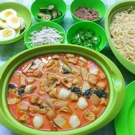 Boleh dikatakan penyediaan mee kari ni agak remeh sebab bahannya memang banyak, termasuk bahan untuk hiasan atau taburan dia atas hidangan, tapi itulah yang menariknya. Wanita Ini 'Belanja' Resipi Mi Kari Paling Simple, Siap ...