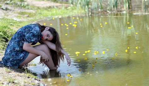 Images Gratuites eau la nature fille lumière du soleil fleur Lac réflexion fleurs