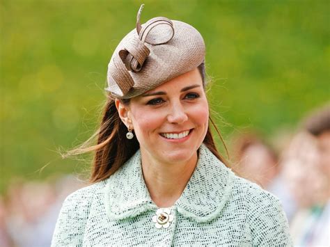 The duke and duchess of cambridge have brought their son prince george to cheer on the. Kate Middleton : tuto-maquillage pour reproduire son ...