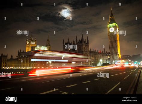 Palacio De Westminster Con El Big Ben Por La Noche Autobús De Dos
