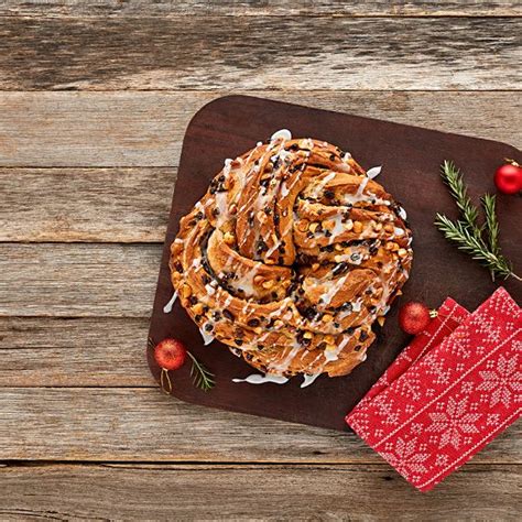 Christmas bread wreath with walnuts and raisins. Twisted Christmas Bread Wreath (With images) | Christmas bread, Christmas food, Bread wreath
