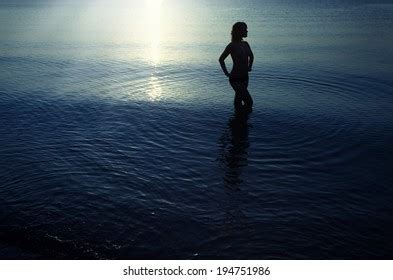 Silhouette Topless Woman Standing Water During Foto Stock 194751986
