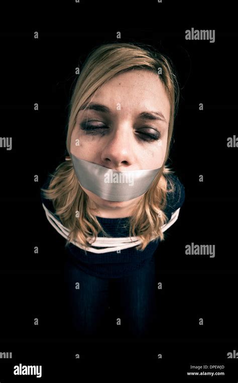 Frau Als Geisel Mit Klebeband Den Mund Entführt Und Mit Seilen Gefesselt Stockfotografie Alamy