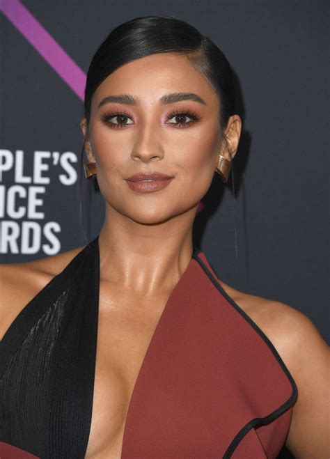 Shay Mitchell At The 2018 People S Choice Awards Makeup Icons Glam