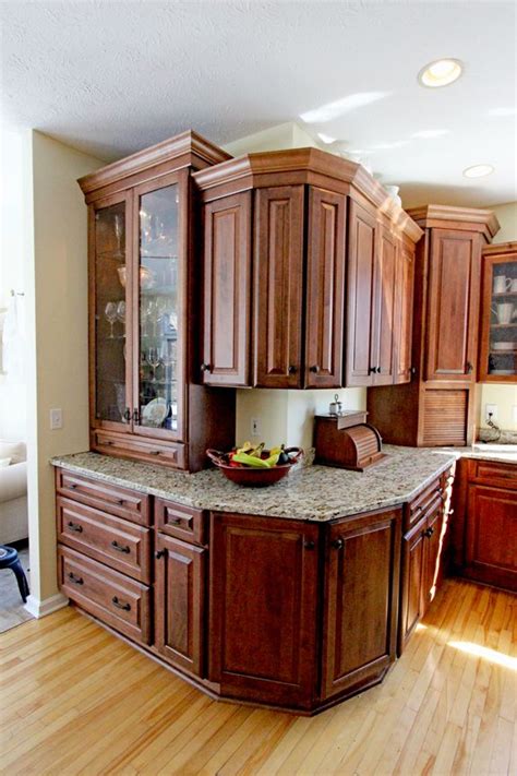 Make your life better with less stress and more success remodeling. In this kitchen, Medallion Gold Maple Amaretto cabinets in ...