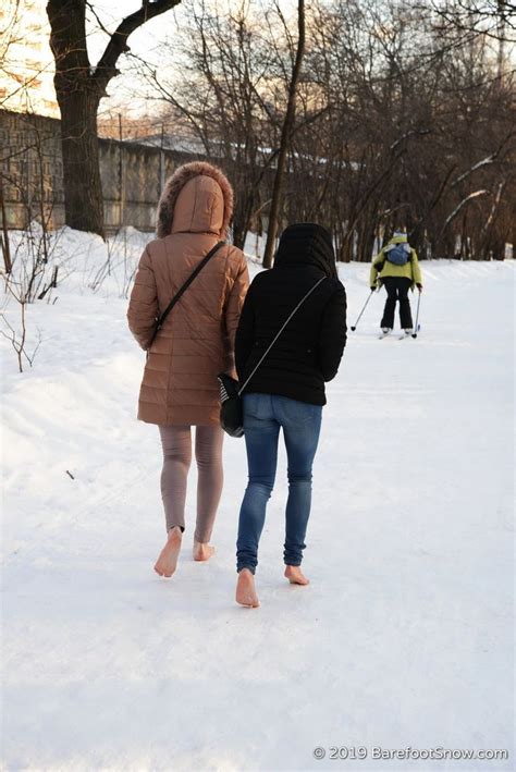 snow barefoot winter Босиком