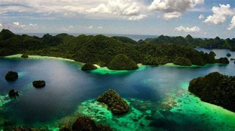Pesona Pulau Wayag Di Raja Ampat Wisata Papua Barat Yang Suguhkan Laguna Indah Warna Toska