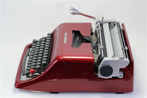 Olivetti Studio 44 Burgundy Mint Condition Perfectly Working Vintage