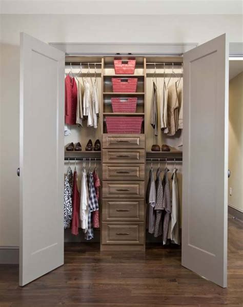 The wardrobe adds colour to the room dominated by white. Dicas para Closet Pequeno - Arquidicas