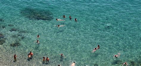 É adepto do naturismo Veja as 8 melhores praias para nudismo em Portugal
