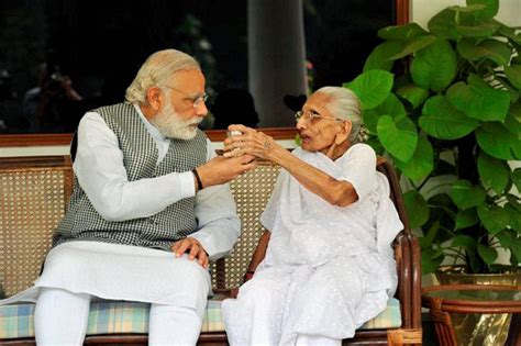 Pm Modi Meets His Mother In Gujarat Seeks Her Blessings