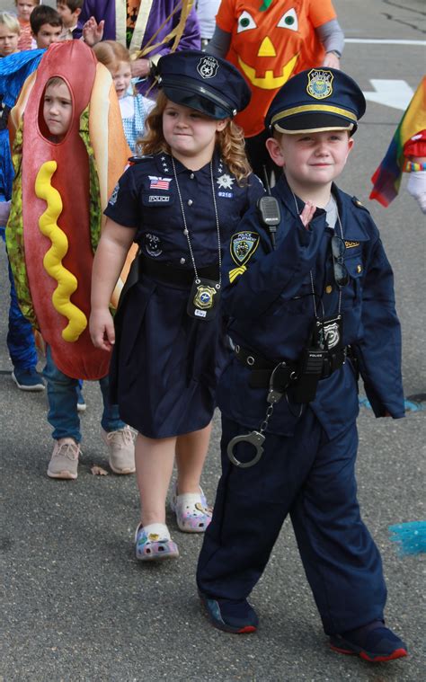 Moose Hill School Holds Annual Costume Parade For Parents Londonderry