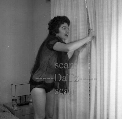 1960S NEGATIVE BUSTY BRUNETTE Pinup Girl Amber Davis Cheesecake T980228