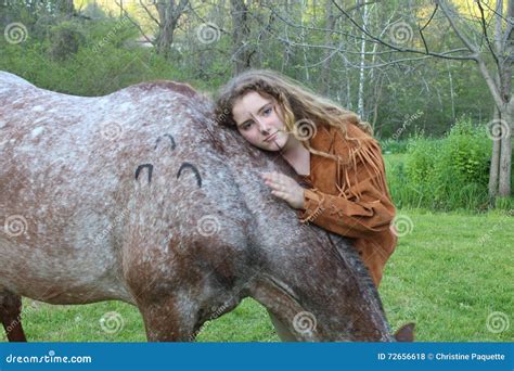 Cowgirl Kocha Jej Konia Zdjęcie Stock Obraz Złożonej Z Uroczy 72656618
