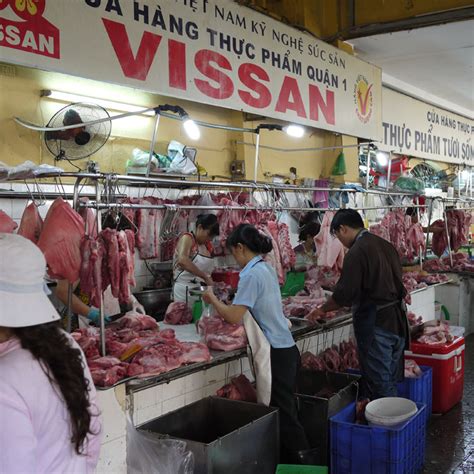 Ben thanh market in ho chi minh city's district 1 is a great place to buy local handicrafts, branded goods, vietnamese art and other souvenirs. hcmc_ben_thanh_wet_market_2 - THE WAYFARING SOUL