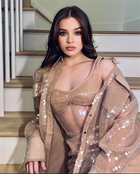 Hailee Steinfeld Nude Outfit Of The Day