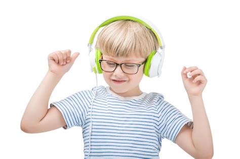 Lindo Niño Escuchando La Música Muy Alta Con Auriculares O Auriculares