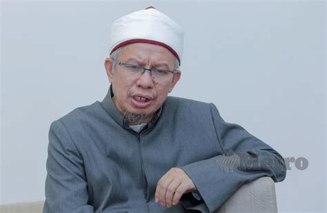 (panas) muhammad sajjad bin kamaruz zaman (sajat) tampil memohon maaf. 'Transgender wajib tunai umrah ikut jantina asal' | Harian ...