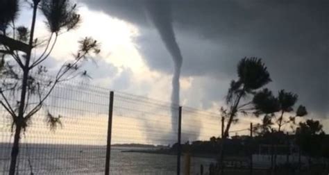In fiecare zi, cele mai importante evenimente, transmisiuni live, analize, anchete si reportaje. O tornada extrem de rara a facut ravagii aproape de ...