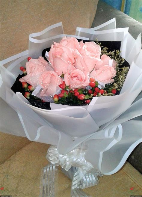 Choose a wedding bouquet that matches your personality and adds a beautiful touch to your special day. HB022- Elaborate gift bouquet suitable as anniversary ...
