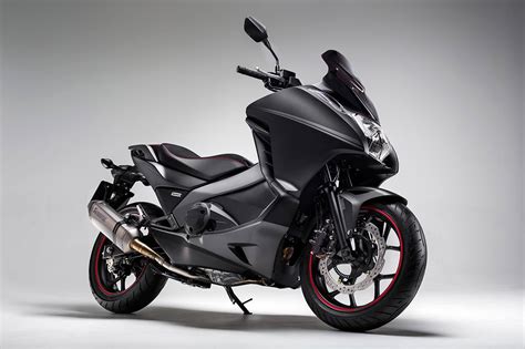 Fuel economy of 28.3km/l is possible, as is a potential cruising range of 370km from the 13.2l fuel tank. Honda Integra Sport Scooter - Drive Safe and Fast