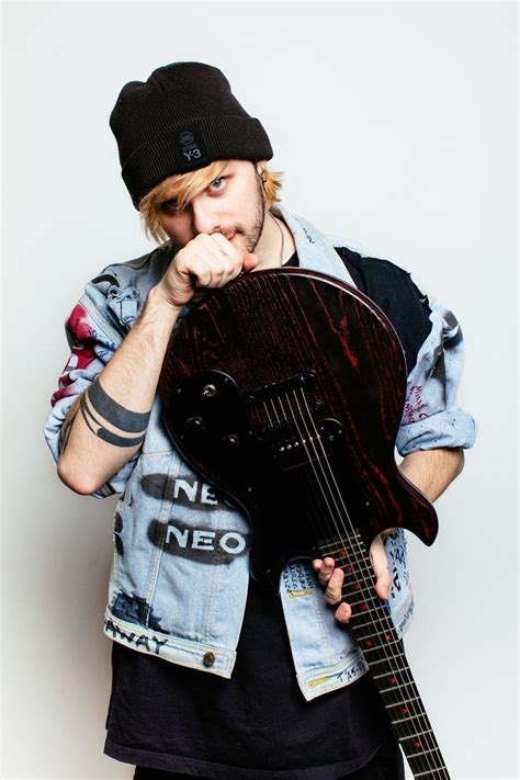 Age 19), is the guitarist and a backup vocalist of 5 seconds of summer.he and band members luke hemmings and calum hood went to the same school. Pin by Carol ♫ on 5SOS | 5sos michael, 5sos michael ...