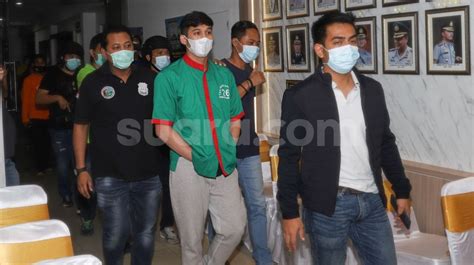 Sidang perceraian nindy ayunda dan askara parasady harsono masih terus berlanjut. Didakwa 3 Pasal, Suami Nindy Ayunda Terancam Hukuman 20 ...