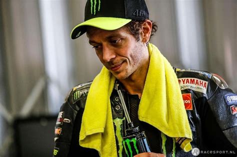 Pilota da corsa con il numero 46. Valentino Rossi test positief op corona: 'Ik ben boos en ...
