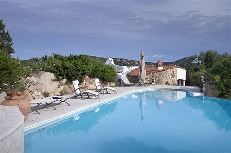 São dezenas de praias de areia branca e água transparente. Villa Romazzino - Costa Smeralda - Sardinia