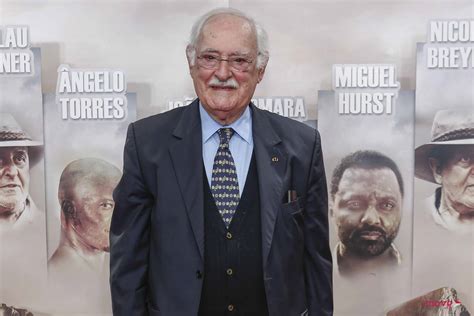 Ruy duarte de carvalho is the author of os papéis do inglês (3.73 avg rating, 11 ratings, 1 review), como se o mundo não tivesse leste (3.07 avg rating Ruy de Carvalho emociona-se ao recordar Nicolau Breyner ...