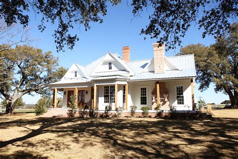 We are also putting in a guest bedroom down there. Joanna Gaines Age Farmhouse Exterior and Farmhouse ...