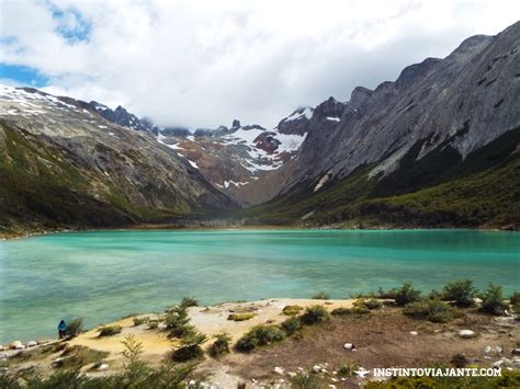 Tome un bus a puerto natales desde río turbio, el trayecto no era largo, hice los papeles en frontera y nuevamente en mi chile, me sentí feliz de estar en mi país, cuando el bus empezó a bajar comencé a ver la belleza de natales, el agua de sus canales con ese fondo. Patagônia: como chegar a Patagônia argentina e chilena e ...