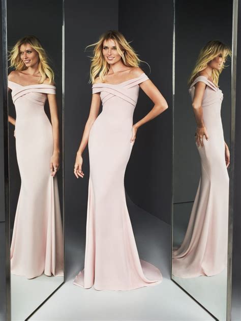 Almeno nell'idea comune, che sicuramente non vede i minidress come dei perfetti invitati a nozze. Pronovias Evening Essentials 2019: gli abiti più fashion ...