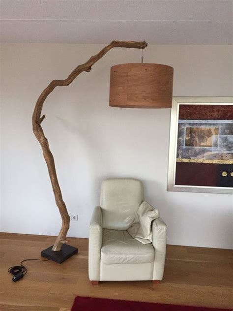Die stehlampen aus holz bei westwingnow verzaubern durch ihr warmes licht und ihr ausgeglichenes design elegante bogenlampe mit holzfuß. Stehlampe Bogenlampe Holz / Stehlampe Cambridge Aus Holz ...