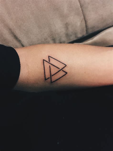 My First Real Triangle Tattoo Diseño De Tatuaje De Pluma Tatuaje