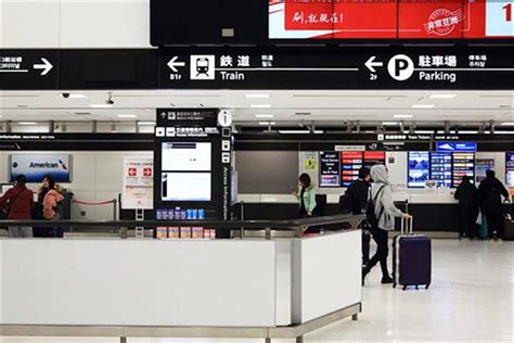 Kerusi didalam kereta api ini merupakan kerusi kayu. Cara naik kereta Keisei Electric Train dari Bandara Narita ...