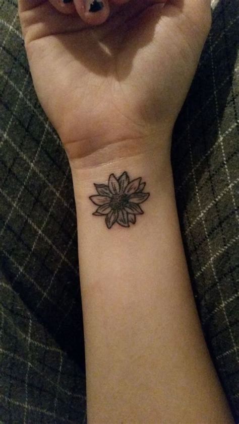 41 Graceful Flowers Wrist Tattoos