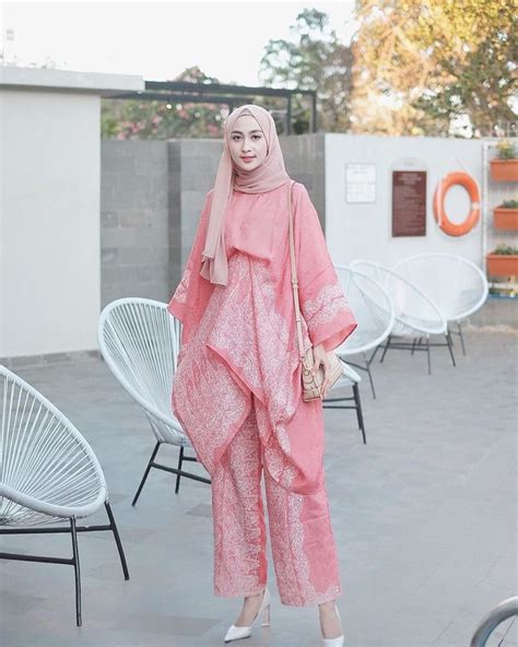 4 Inspirasi Gaya Kondangan Hijab Dengan Setelan Celana Elegan Tanpa Ribet