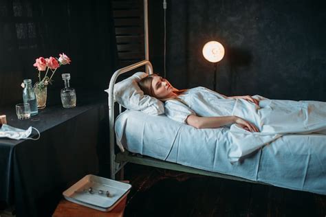 Jeune Femme Malade Couchée Dans Son Lit D hôpital Photo Premium