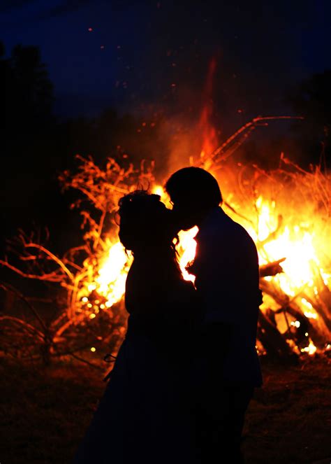 Ia Bonfire 🔥 Bride And Groom Bonfire Wedding Couple Photography Winter